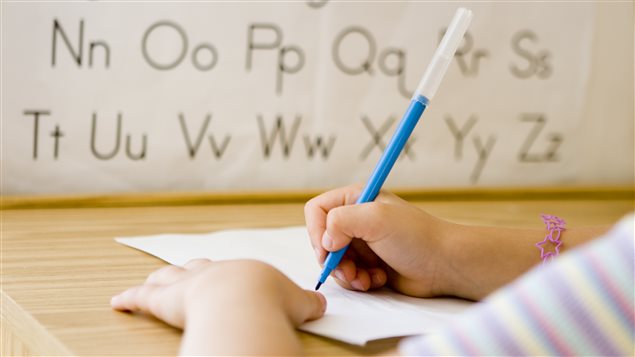 Un enfant écrit sur une feuille à l'école. Un enfant écrit sur une feuille à l'école.