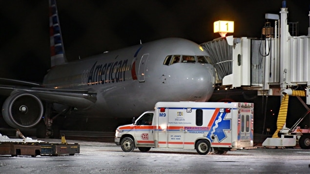 L'avion d'American Airlines a atterri à Saint-Jean de Terre-Neuve vers 21h45. L'avion d'American Airlines a atterri à Saint-Jean de Terre-Neuve vers 21h45.
