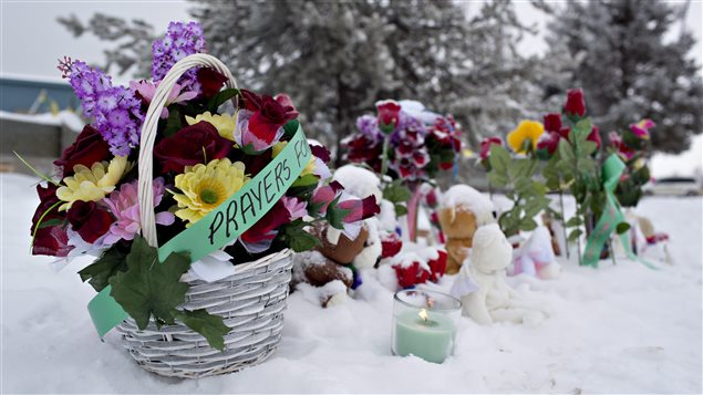 Des bouquets de fleurs déposés à un mémorial improvisé à La Loche. Des bouquets de fleurs déposés à un mémorial improvisé à La Loche.