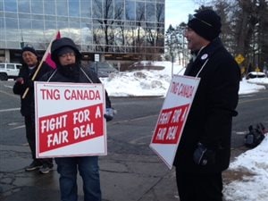 Des syndiqués du quotidien Chronicle Herald lors d'une manifestation à Halifax, lundi Des syndiqués du quotidien Chronicle Herald lors d'une manifestation à Halifax, lundi