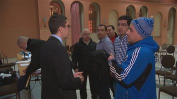 Des chauffeurs de taxi posent des questions à Hicham Berouel, porte-parole du mouvement « La révolte des taxis contre l'injustice ». Des chauffeurs de taxi posent des questions à Hicham Berouel, porte-parole du mouvement « La révolte des taxis contre l'injustice ».