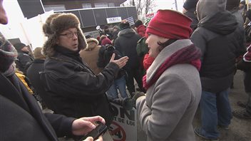 Un manifestant explique son point de vue à la députée Véronyque Tremblay. Un manifestant explique son point de vue à la députée Véronyque Tremblay.