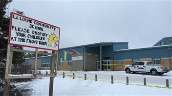 L'école La Loche Community School, entourée de ruban policier L'école La Loche Community School, entourée de ruban policier