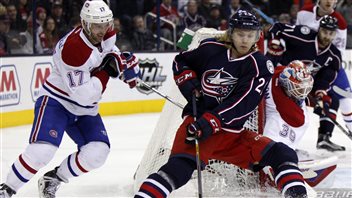 William Karlsson tente de ramener la rondelle devant Mike Condon en deuxième période, sous la surveillance de Torrey Mitchell. William Karlsson tente de ramener la rondelle devant Mike Condon en deuxième période, sous la surveillance de Torrey Mitchell.