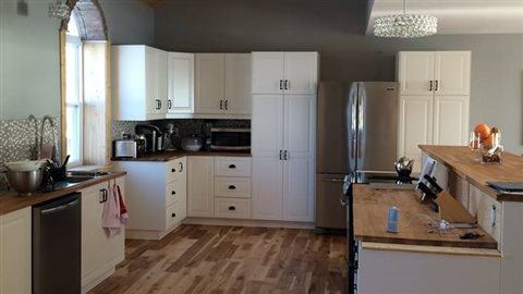Vue sur la cuisine, avec un mezzanine tout en haut. Vue sur la cuisine, avec un mezzanine tout en haut.