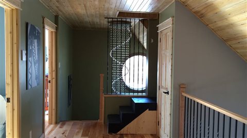 Le 2e étage, où sont aménagées les chambres à coucher. On voit ici l'escalier qui mène à l'ancien clocher. Le 2e étage, où sont aménagées les chambres à coucher. On voit ici l'escalier qui mène à l'ancien clocher.