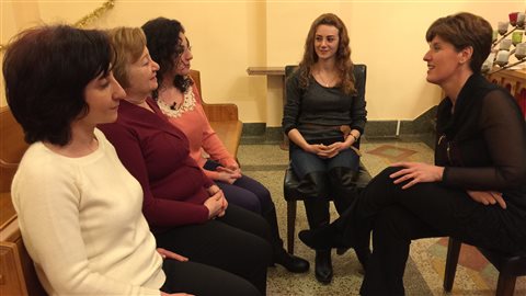 La Ministre Marie-Claude Bibeau conseille à ses réfugiées d'apprendre le français La Ministre Marie-Claude Bibeau conseille à ses réfugiées d'apprendre le français