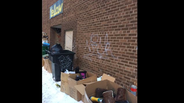 Des bottes lacérées et jetées aux poubelles derrière un magasin Yellow Des bottes lacérées et jetées aux poubelles derrière un magasin Yellow
