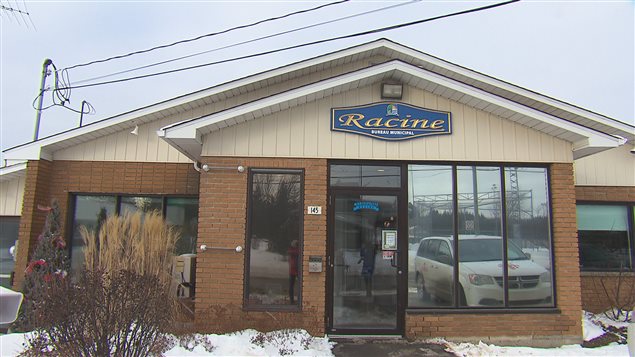 Le bureau municipal de Racine n'est pas ouvert aux citoyens le lundi même si le personnel est présent. Le bureau municipal de Racine n'est pas ouvert aux citoyens le lundi même si le personnel est présent.