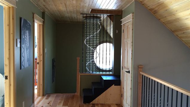 Le 2e étage, où sont aménagées les chambres à coucher. On voit ici l'escalier qui mène à l'ancien clocher. Le 2e étage, où sont aménagées les chambres à coucher. On voit ici l'escalier qui mène à l'ancien clocher.