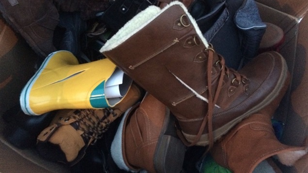 Des bottes lacérées et jetées aux poubelles derrière un magasin Yellow. Des bottes lacérées et jetées aux poubelles derrière un magasin Yellow.