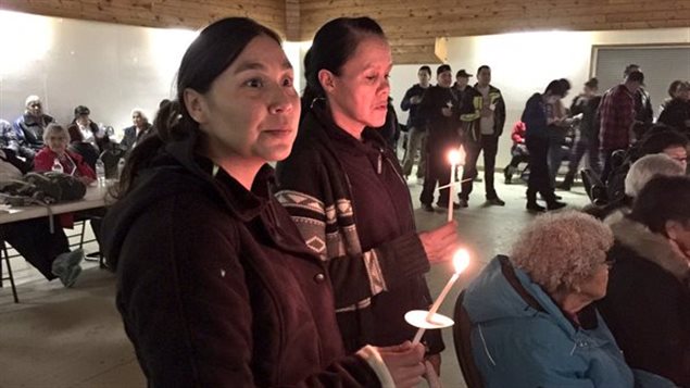 Des résidents de La Loche en Saskatchewan se recueillent lors de la veillée aux chandelles dimanche soir Des résidents de La Loche en Saskatchewan se recueillent lors de la veillée aux chandelles dimanche soir