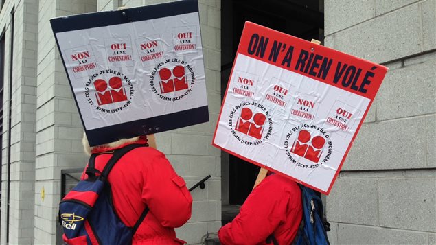 Des cols blancs en grève devant l'hôtel de ville de Montréal. Des cols blancs en grève devant l'hôtel de ville de Montréal.