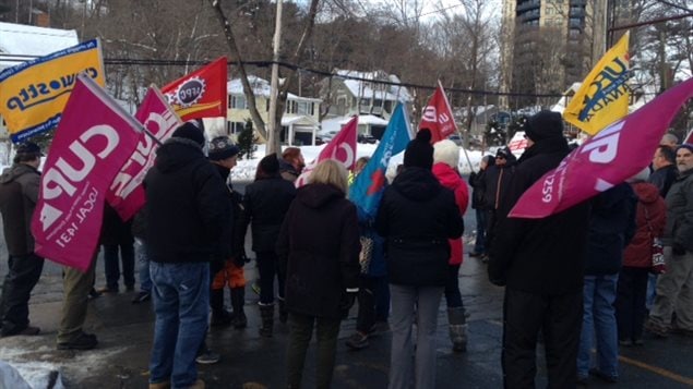 Des syndiqués du quotidien Chronicle Herald lors d'une manifestation à Halifax, lundi Des syndiqués du quotidien Chronicle Herald lors d'une manifestation à Halifax, lundi