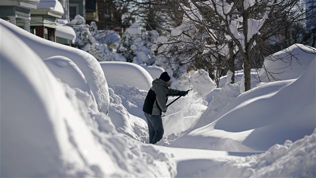Cette photo prise dimanche à Union City, au New Jersey, montre bien l'ampleur de la tempête qui a frappé la région en fin de semaine. Jonas serait la deuxième plus importante tempête à frapper New York. Cette photo prise dimanche à Union City, au New Jersey, montre bien l'ampleur de la tempête qui a frappé la région en fin de semaine. Jonas serait la deuxième plus importante tempête à frapper New York.