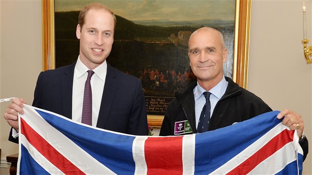 L'expédition de l'aventurier Henry Worsley (à droite) était commanditée par le prince William. Les deux hommes avaient tenu un drapeau britannique pour les membres de la presse lors de l'annonce du périple, le 19 octobre 2015. L'expédition de l'aventurier Henry Worsley (à droite) était commanditée par le prince William. Les deux hommes avaient tenu un drapeau britannique pour les membres de la presse lors de l'annonce du périple, le 19 octobre 2015.