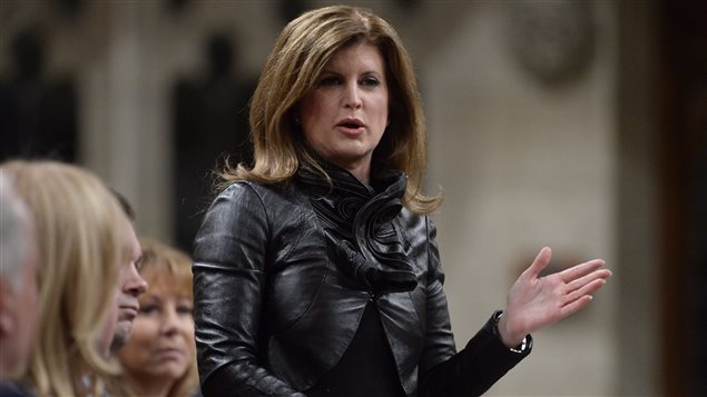 La chef par intérim du Parti conservateur, Rona Ambrose, a talonné le premier ministre Trudeau sur la question d'Énergie Est. La chef par intérim du Parti conservateur, Rona Ambrose, a talonné le premier ministre Trudeau sur la question d'Énergie Est.