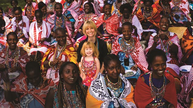 Roxanne Joyal, et sa fille Lily-Rose, avec les femmes du Kenya Roxanne Joyal, et sa fille Lily-Rose, avec les femmes du Kenya