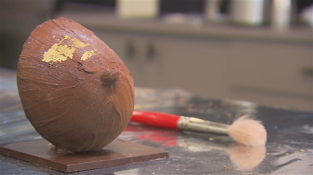 La chocolatière Nancy Samson vend des seins en chocolats pour la Saint-Valentin au profit de la Société canadienne du cancer La chocolatière Nancy Samson vend des seins en chocolats pour la Saint-Valentin au profit de la Société canadienne du cancer