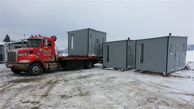 Les pourvoyeurs installent les cabanes dans le secteur de Grande-Baie Les pourvoyeurs installent les cabanes dans le secteur de Grande-Baie
