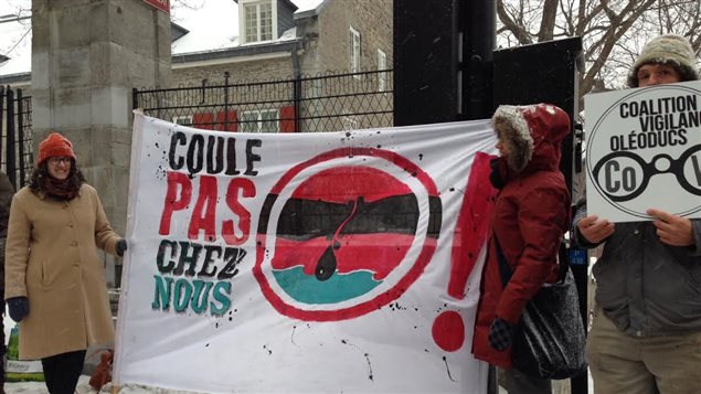 Des manifestants opposés à la construction d'un oléoduc au Québec attendaient le premier ministre Justin Trudeau lors de son passage à l'hôtel de ville de Montréal. Des manifestants opposés à la construction d'un oléoduc au Québec attendaient le premier ministre Justin Trudeau lors de son passage à l'hôtel de ville de Montréal.