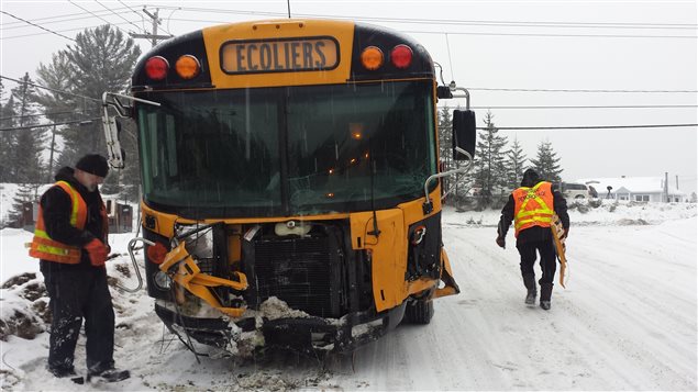 La collision entre l'autobus et la voiture est survenue sur la route 365 à Saint-Raymond. La collision entre l'autobus et la voiture est survenue sur la route 365 à Saint-Raymond.
