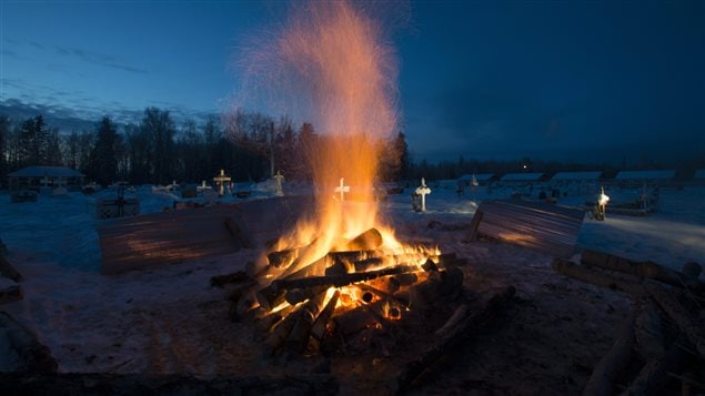 Le brasier dans un cimetière de La Loche pour dégeler la terre avant l'enterrement Le brasier dans un cimetière de La Loche pour dégeler la terre avant l'enterrement
