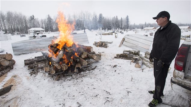 Gerald Moise réchauffe la terre afin de pouvoir enterrer son fils Dayne Fontaine, 17 ans, une victime de la fusillade de La Loche Gerald Moise réchauffe la terre afin de pouvoir enterrer son fils Dayne Fontaine, 17 ans, une victime de la fusillade de La Loche
