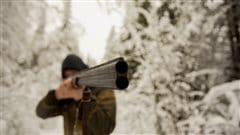 Un chasseur avec son arme à l'épaule Un chasseur avec son arme à l'épaule