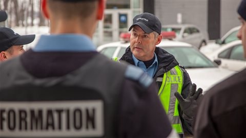 L'instructeur de l'École nationale de police du Québec à Nicolet, Martin Destrempes avec des aspirants policiers en discussion après une simulation. L'instructeur de l'École nationale de police du Québec à Nicolet, Martin Destrempes avec des aspirants policiers en discussion après une simulation.