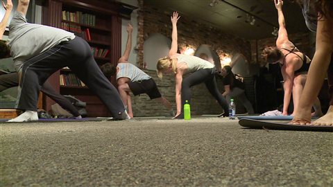 Des participants à une séance de yoga enragé à Calgary. Des participants à une séance de yoga enragé à Calgary.