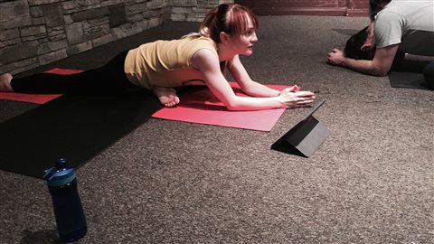 Lindsay Istace a un cours de yoga enragé. Lindsay Istace a un cours de yoga enragé.