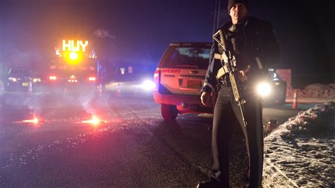 Un policier se tient devant un barrage routier, lors de l'opération policière contre la milice armée près de Burns. en Oregon. Un policier se tient devant un barrage routier, lors de l'opération policière contre la milice armée près de Burns. en Oregon.