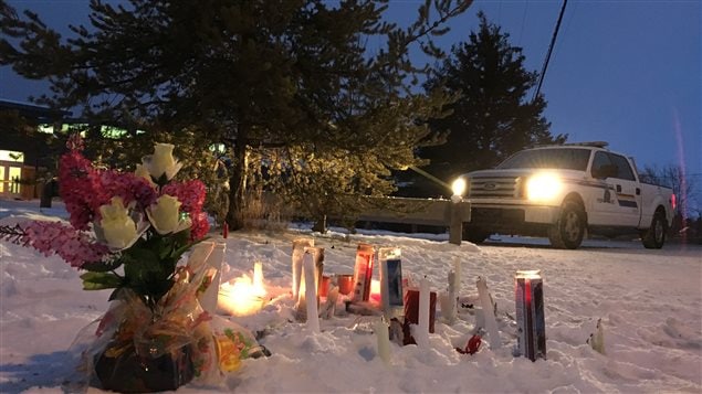 Des chandelles dans la communauté de La Loche après la fusillade vendredi dernier Des chandelles dans la communauté de La Loche après la fusillade vendredi dernier