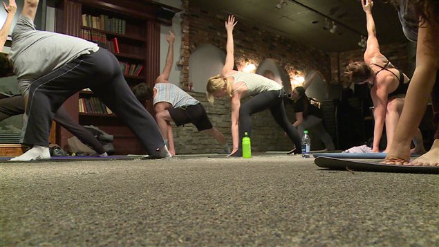 Des participants à une séance de yoga enragé à Calgary. Des participants à une séance de yoga enragé à Calgary.