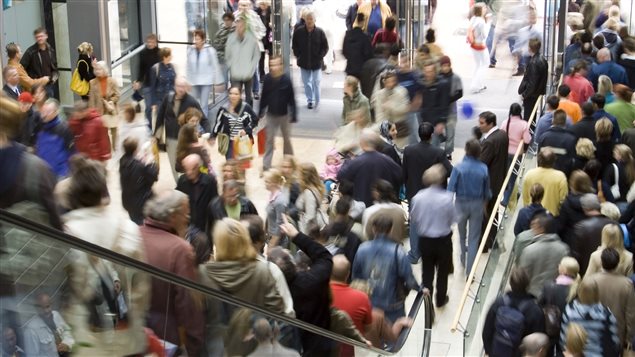 Une foule dans un centre d'achat Une foule dans un centre d'achat