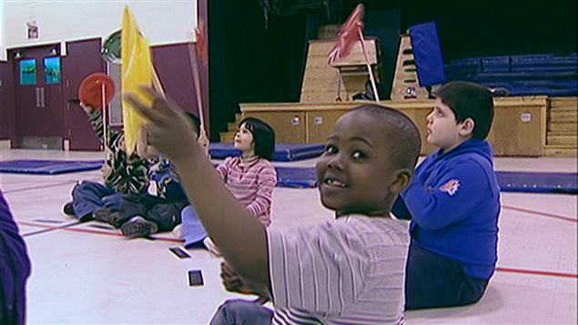 Un cours d'Arts nomades donné par une artiste du Cirque dans une école de Saint-Michel en 2007 Un cours d'Arts nomades donné par une artiste du Cirque dans une école de Saint-Michel en 2007
