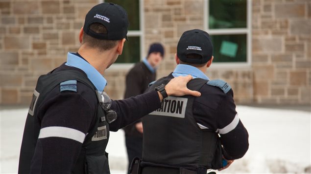 Des aspirants policiers en intervention simulée auprès d'une personne aux prises avec des problèmes de schizophrénie. Des aspirants policiers en intervention simulée auprès d'une personne aux prises avec des problèmes de schizophrénie.