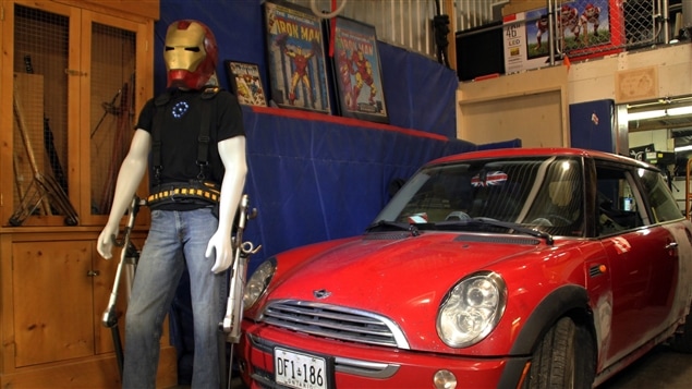 L'invention de James Hobson et la voiture qu'il compte soulever avec cet exosquelette. L'invention de James Hobson et la voiture qu'il compte soulever avec cet exosquelette.