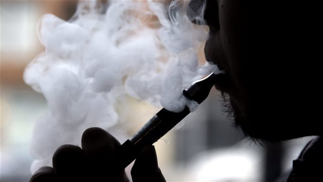 Un homme utilise une cigarette électronique. Un homme utilise une cigarette électronique.