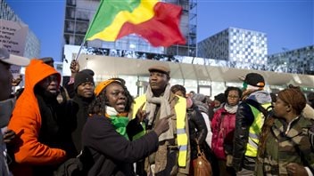 Des partisans de Laurent Gbagbo sont rassemblés devant la CPI à La Haye, aux Pays-Bas, à l'ouverture de son procès. Des partisans de Laurent Gbagbo sont rassemblés devant la CPI à La Haye, aux Pays-Bas, à l'ouverture de son procès.