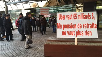Les employés sont accueillis par des manifestants. Les employés sont accueillis par des manifestants.