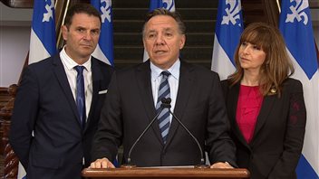François Legault, en conférence de presse avec François Bonnardel et Nathalie Roy. François Legault, en conférence de presse avec François Bonnardel et Nathalie Roy.