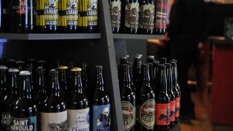 Plusieurs bières de microbrasserie appuient financièrement des causes sociales Plusieurs bières de microbrasserie appuient financièrement des causes sociales