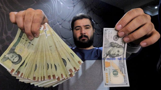 Un changeur d'argent à Téhéran montre des rials et leur équivalent en dollars. Un changeur d'argent à Téhéran montre des rials et leur équivalent en dollars.