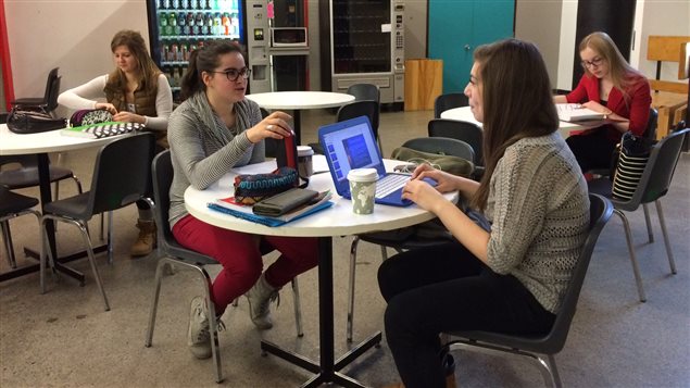 Des étudiantes au campus de Rouyn-Noranda du Cégep de l'Abitibi-Témiscamingue Des étudiantes au campus de Rouyn-Noranda du Cégep de l'Abitibi-Témiscamingue