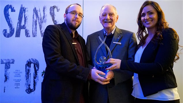 De gauche à droite : Alexandre Hardy, Michael Sheehan et Mélanie L. Dion, lors de la remise du prix Michael Sheehan à Montréal De gauche à droite : Alexandre Hardy, Michael Sheehan et Mélanie L. Dion, lors de la remise du prix Michael Sheehan à Montréal