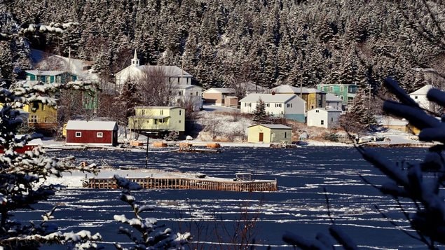 Le village idyllique de Little Bay Islands, à Terre-Neuve-et-Labrador, ne compte plus qu'une cinquantaine de résidents permanents. Le village idyllique de Little Bay Islands, à Terre-Neuve-et-Labrador, ne compte plus qu'une cinquantaine de résidents permanents.