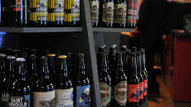 Plusieurs bières de microbrasserie appuient financièrement des causes sociales Plusieurs bières de microbrasserie appuient financièrement des causes sociales
