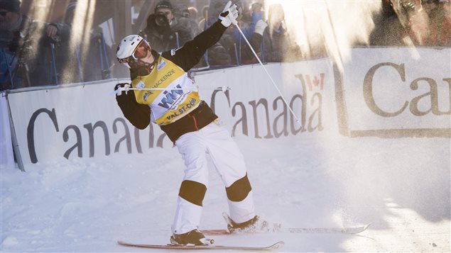 Mikael Kingsbury célèbre sa 30e victoire en Coupe du monde, le 23 janvier 2015 à Val Saint-Côme Mikael Kingsbury célèbre sa 30e victoire en Coupe du monde, le 23 janvier 2015 à Val Saint-Côme
